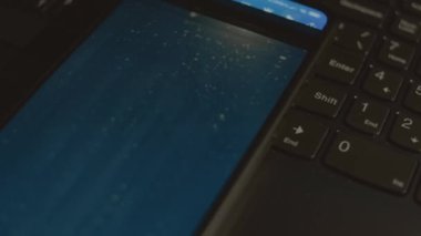 Akıllı telefondaki Fintech yenilik yazıları. Tasarımcı mobil uygulama üzerine bir reklam tasarımı yapıyor. Bankacılık kavramı.