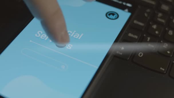 Inskripsi Layanan Keuangan Smartphone Desainer Membuat Desain Iklan Pada Aplikasi — Stok Video
