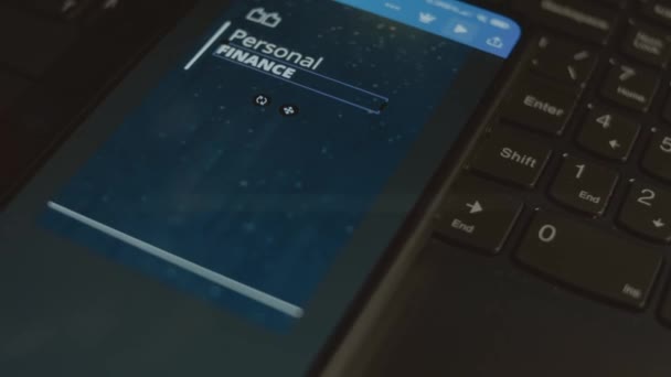 Personlig Finansinnskrift Smarttelefon Designer Lage Reklame Design Mobil App Bankkonsept – stockvideo