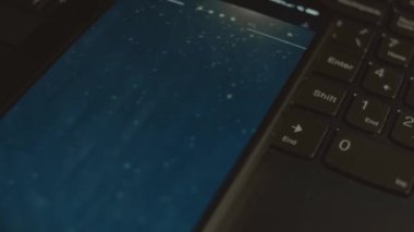 Akıllı telefondaki satıcı bankacılığı yazıtları. Tasarımcı mobil uygulama üzerine bir reklam tasarımı yapıyor. Bankacılık kavramı