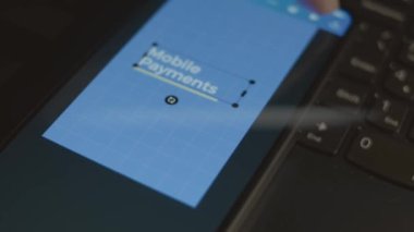 Akıllı telefondan cep telefonu ödemeleri. Tasarımcı mobil uygulama üzerine bir reklam tasarımı yapıyor. Bankacılık kavramı