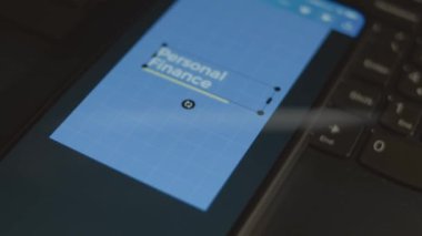 Akıllı telefondaki kişisel mali yazıtlar. Tasarımcı mobil uygulama üzerine bir reklam tasarımı yapıyor. Bankacılık kavramı.