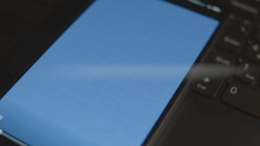 Akıllı telefondaki varlık yönetimi yazıtları. Tasarımcı mobil uygulama üzerine bir reklam tasarımı yapıyor. Bankacılık kavramı