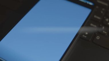Akıllı telefondaki risk değerlendirmesi yazıları. Tasarımcı mobil uygulama üzerine bir reklam tasarımı yapıyor. Bankacılık kavramı.