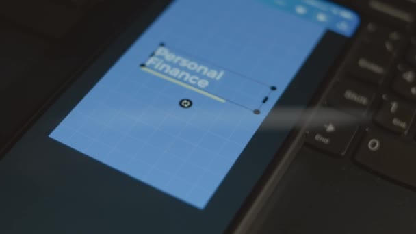 Inskripsi Keuangan Pribadi Smartphone Desainer Membuat Desain Iklan Pada Aplikasi — Stok Video
