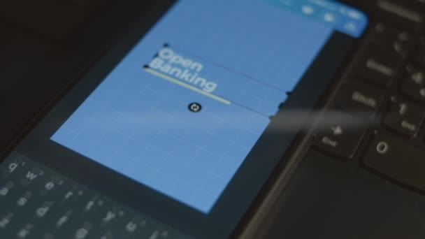 Åbn Bankinskription Smartphone Designer Gør Reklame Design Mobil App Bankkoncept – Stock-video