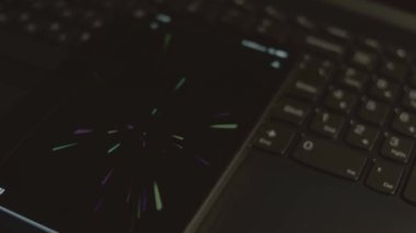 Akıllı telefondaki finansal hizmetler yazısı. Tasarımcı mobil uygulama üzerine bir reklam tasarımı yapıyor. Bankacılık kavramı.