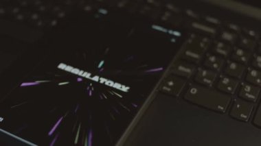 Akıllı telefondaki düzenleyici uyum yazıtları. Tasarımcı mobil uygulama üzerine bir reklam tasarımı yapıyor. Bankacılık kavramı