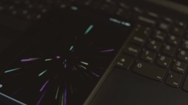 Akıllı telefondaki satıcı bankacılığı yazıtları. Tasarımcı mobil uygulama üzerine bir reklam tasarımı yapıyor. Bankacılık kavramı