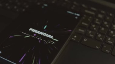 Akıllı telefondaki finansal teknoloji yazıtları. Tasarımcı mobil uygulama üzerine bir reklam tasarımı yapıyor. Bankacılık kavramı.