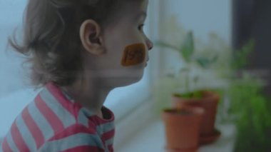 Yüzünde SMS sembolü olan neşeli bir kız çocuğu. İletişim konsepti
