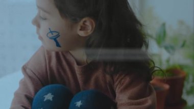 Yüzünde uydu anten sembolü olan neşeli küçük bir kız. İletişim konsepti