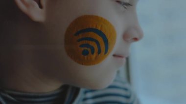 Tatlı küçük bir kızın yüzündeki Wifi sembolü. İletişim konsepti