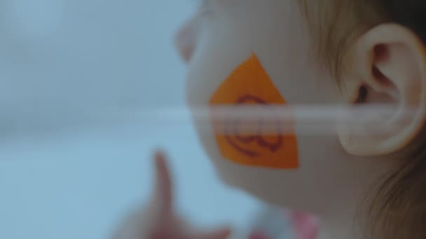 Mail Symbolmalerei Auf Dem Gesicht Eines Niedlichen Kleinkindes Kommunikationskonzept — Stockvideo