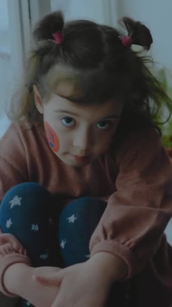 Joyeux Petite Fille Avec Téléphone Parabole Symboles Peintures Sur Son — Video