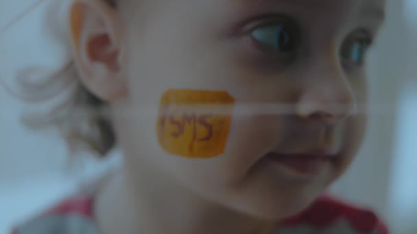 Glada Småbarn Flicka Med Sms Symbol Målning Ansiktet Begreppet Kommunikation — Stockvideo