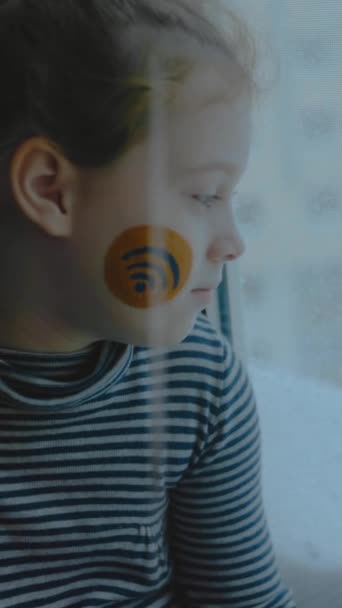 Niña Alegre Con Pintura Símbolo Wifi Cara Concepto Comunicación — Vídeo de stock