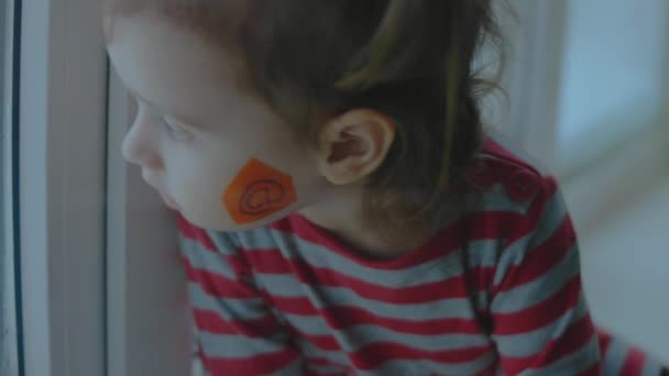 彼女の顔にSmsと電子メールのシンボル絵が付いている陽気な幼児の少女 コミュニケーションコンセプト — ストック動画