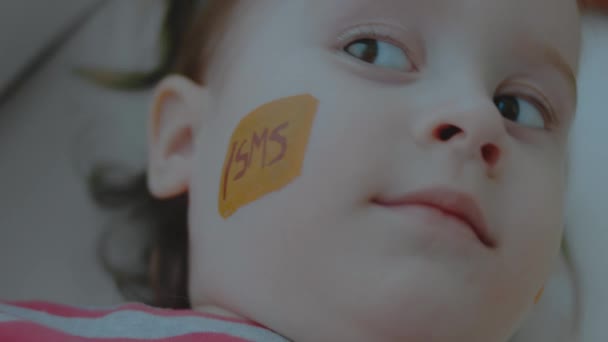 Küçük Tatlı Bir Kızın Yüzündeki Sms Sembolü Letişim Konsepti — Stok video