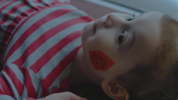 Fröhliches Kleinkind Mit Einem Mail Symbol Gesicht Kommunikationskonzept — Stockvideo