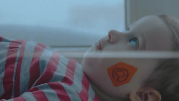 Fröhliches Kleinkind Mit Einem Mail Symbol Gesicht Kommunikationskonzept — Stockvideo
