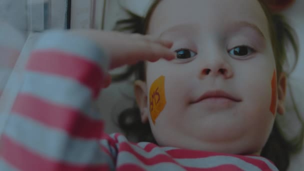 Glada Småbarn Flicka Med Sms Och Postsymbol Målningar Hennes Ansikte — Stockvideo