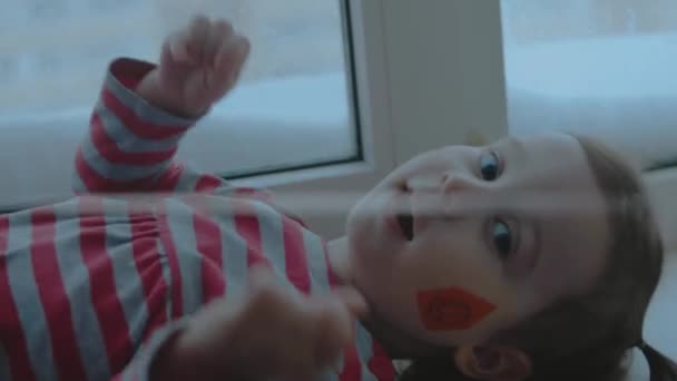 Glada Småbarn Flicka Med Postsymbol Målning Ansiktet Begreppet Kommunikation — Stockvideo