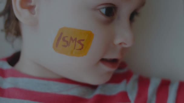 Sms Symbol Målning Ansiktet Söt Småbarn Flicka Kommunikationskoncept — Stockvideo