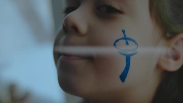 Fröhliches Kleines Mädchen Mit Satellitenschüssel Gesicht Kommunikationskonzept — Stockvideo