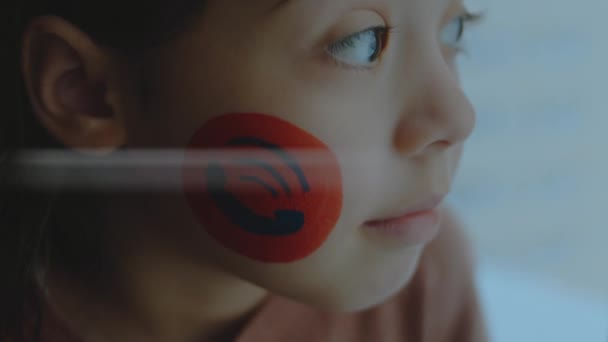 Серйозна Дівчинка Телефонним Символом Малює Обличчі Концепція Комунікації — стокове відео