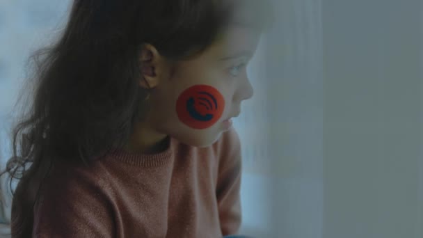 Menina Séria Com Símbolo Telefone Pintando Seu Rosto Conceito Comunicação — Vídeo de Stock