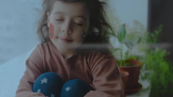 Весела Маленька Дівчинка Телефоном Супутниковою Тарілкою Символізує Картини Обличчі Концепція — стокове відео
