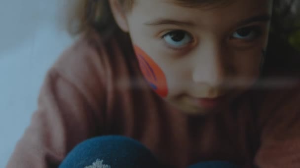 Alvorlig Lille Pige Med Telefon Parabol Symbol Malerier Hendes Ansigt – Stock-video