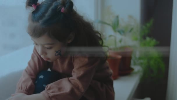 Yüzünde Uydu Anten Sembolü Olan Neşeli Küçük Bir Kız Letişim — Stok video