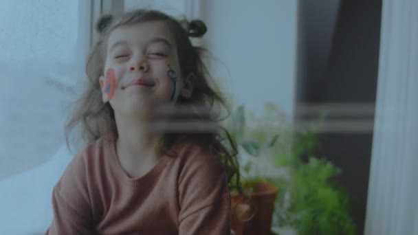 Fröhliches Kleines Mädchen Mit Telefon Und Satellitenschüssel Symbolen Gesicht Kommunikationskonzept — Stockvideo