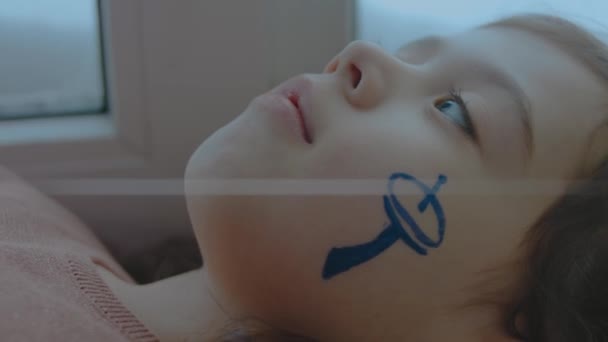 小さい女の子の顔に描かれたディッシュサテライトシンボル コミュニケーションコンセプト — ストック動画