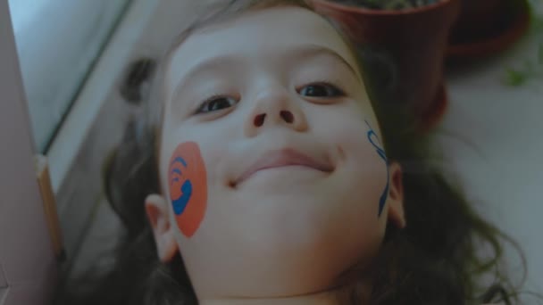 Весела Маленька Дівчинка Телефоном Супутниковою Тарілкою Символізує Картини Обличчі Концепція — стокове відео