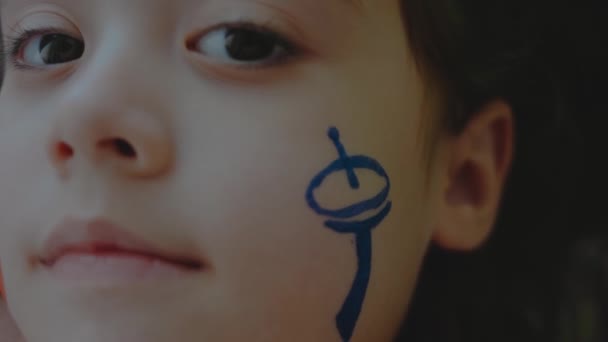 一个严肃的小女孩 脸上挂着电话和卫星天线符号画 传播概念 — 图库视频影像