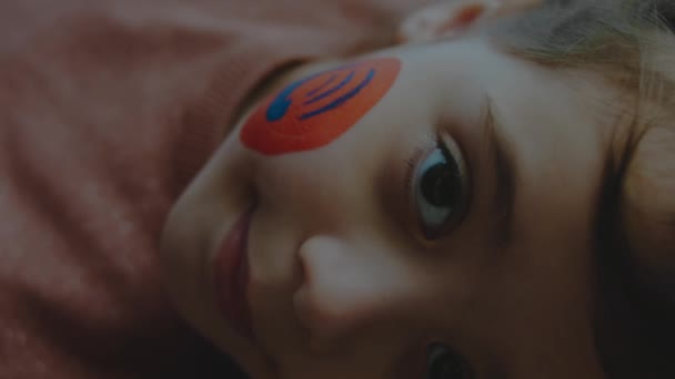 Fröhliches Kleines Mädchen Mit Telefon Symbolbemalung Gesicht Kommunikationskonzept — Stockvideo
