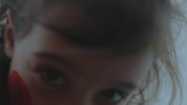 Yüzünde Telefon Uydu Anten Sembolü Olan Neşeli Küçük Bir Kız — Stok video