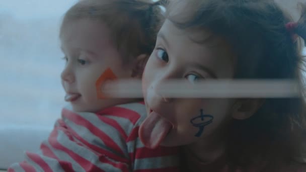 Zwei Fröhliche Kleine Mädchen Mit Kommunikationssymbolen Gesicht Lustige Gesichter Machen — Stockvideo