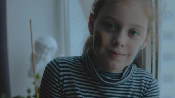 Nettes Kleines Mädchen Mit Wifi Und Smartphone Symbolen Gesicht Kommunikationskonzept — Stockvideo
