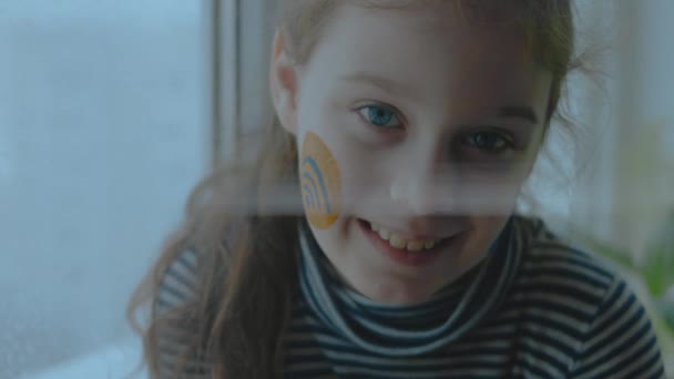 Весела Маленька Дівчинка Символом Обличчі Концепція Комунікації — стокове відео