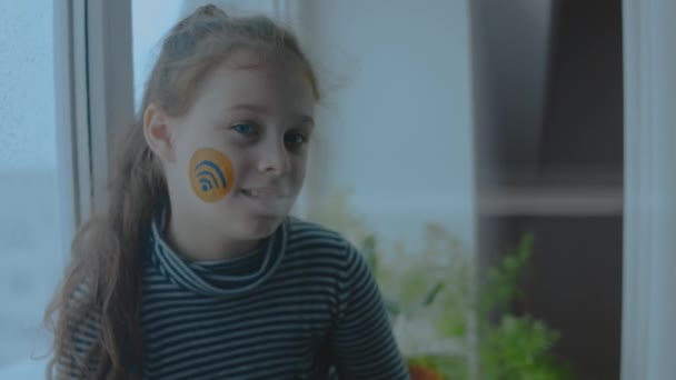 Веселая Маленькая Девочка Символикой Лице Концепция Коммуникации — стоковое видео
