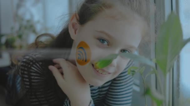 Χαρούμενο Κοριτσάκι Wifi Και Πίνακες Συμβόλων Smartphone Στο Πρόσωπό Της — Αρχείο Βίντεο