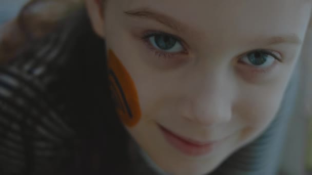 Fröhliches Kleines Mädchen Mit Wifi Und Smartphone Symbolen Gesicht Kommunikationskonzept — Stockvideo