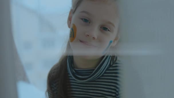 Χαρούμενο Κοριτσάκι Wifi Και Πίνακες Συμβόλων Smartphone Στο Πρόσωπό Της — Αρχείο Βίντεο