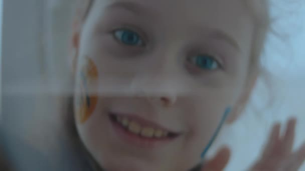 一个快乐的小女孩 脸上挂着无线网络和智能手机符号画 传播概念 — 图库视频影像