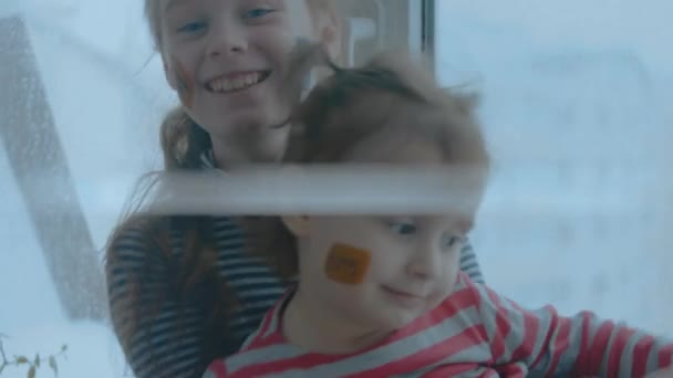 Två Glada Små Flickor Med Kommunikationssymboler Målningar Ansiktet Kommunikationskoncept — Stockvideo