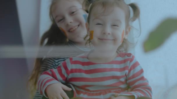 Две Веселые Маленькие Девочки Картинами Коммуникативных Символов Лицах Делать Смешные — стоковое видео